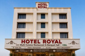 Exterior - Royal Palace Hotel Surat Velanja (Olpad)