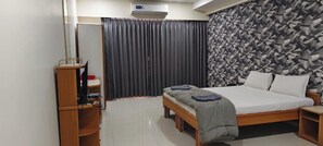 Desk, laptop workspace, free WiFi - Royal Palace Hotel Surat Velanja (Velanja)