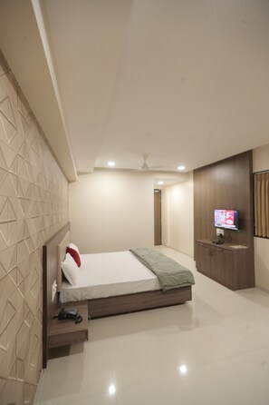 Luxury Room | Egyptian cotton sheets, premium bedding, memory foam beds, desk - Royal Palace Hotel Surat Velanja (Olpad)