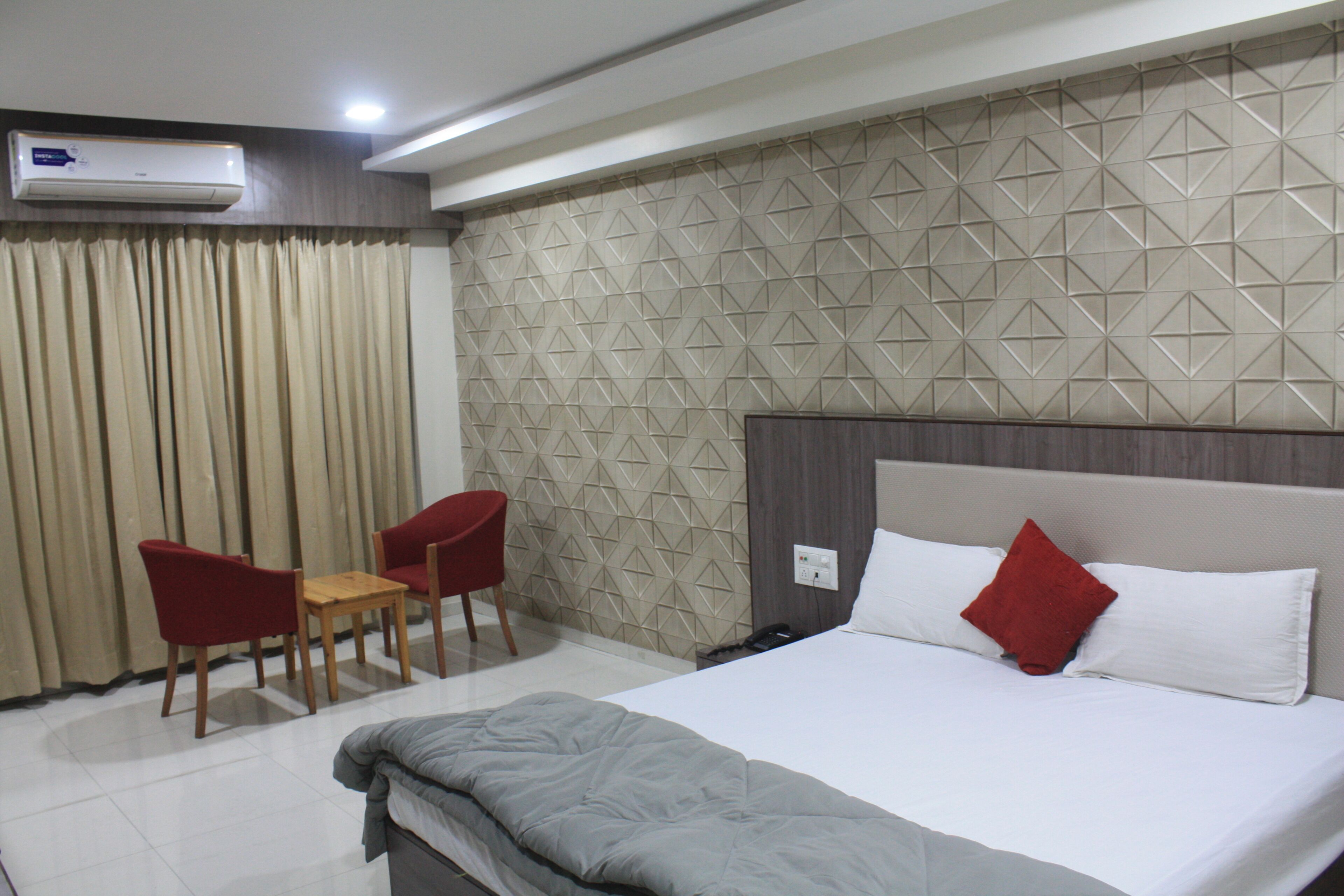 Luxury Room | Egyptian cotton sheets, premium bedding, memory foam beds, desk