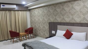 Luxury Room | Egyptian cotton sheets, premium bedding, memory foam beds, desk