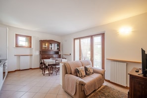 TV - ApartmentsGarda - Volpara Essential Pool Living (TORRI DEL BENACO)