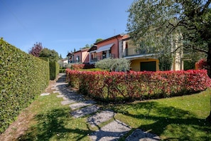 Property grounds - ApartmentsGarda - Volpara Essential Pool Living (TORRI DEL BENACO)