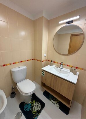Bathroom - A SELVA • T2 Apartment in Caniço • 10 Minutes from Funchal (Caniço)