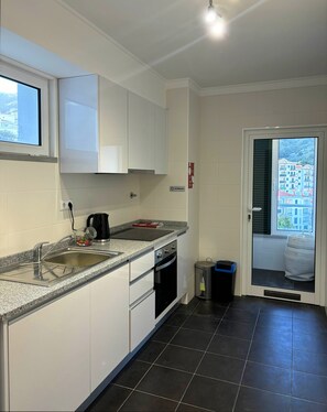 Private kitchen - A SELVA • T2 Apartment in Caniço • 10 Minutes from Funchal (Caniço)