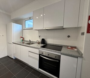 Frigorífico, horno, placa de cocina y lavavajillas