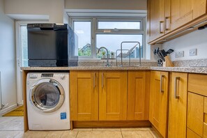 Standard House | Private kitchen | Microwave, toaster, cookware/dishes/utensils, cleaning supplies - Modern 3BR House Wednesbury Garage (Wednesbury)