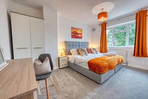Casa estándar | Espacio para trabajar con laptop 
