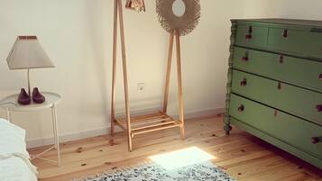 Iron/ironing board, WiFi, bed sheets