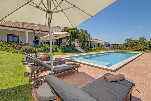 Apartment „Monte Do Poço Country House“ mit privatem Pool, WLAN und Klimaanlage