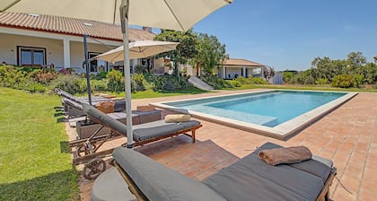 Apartment „Monte Do Poço Country House“ mit privatem Pool, WLAN und Klimaanlage