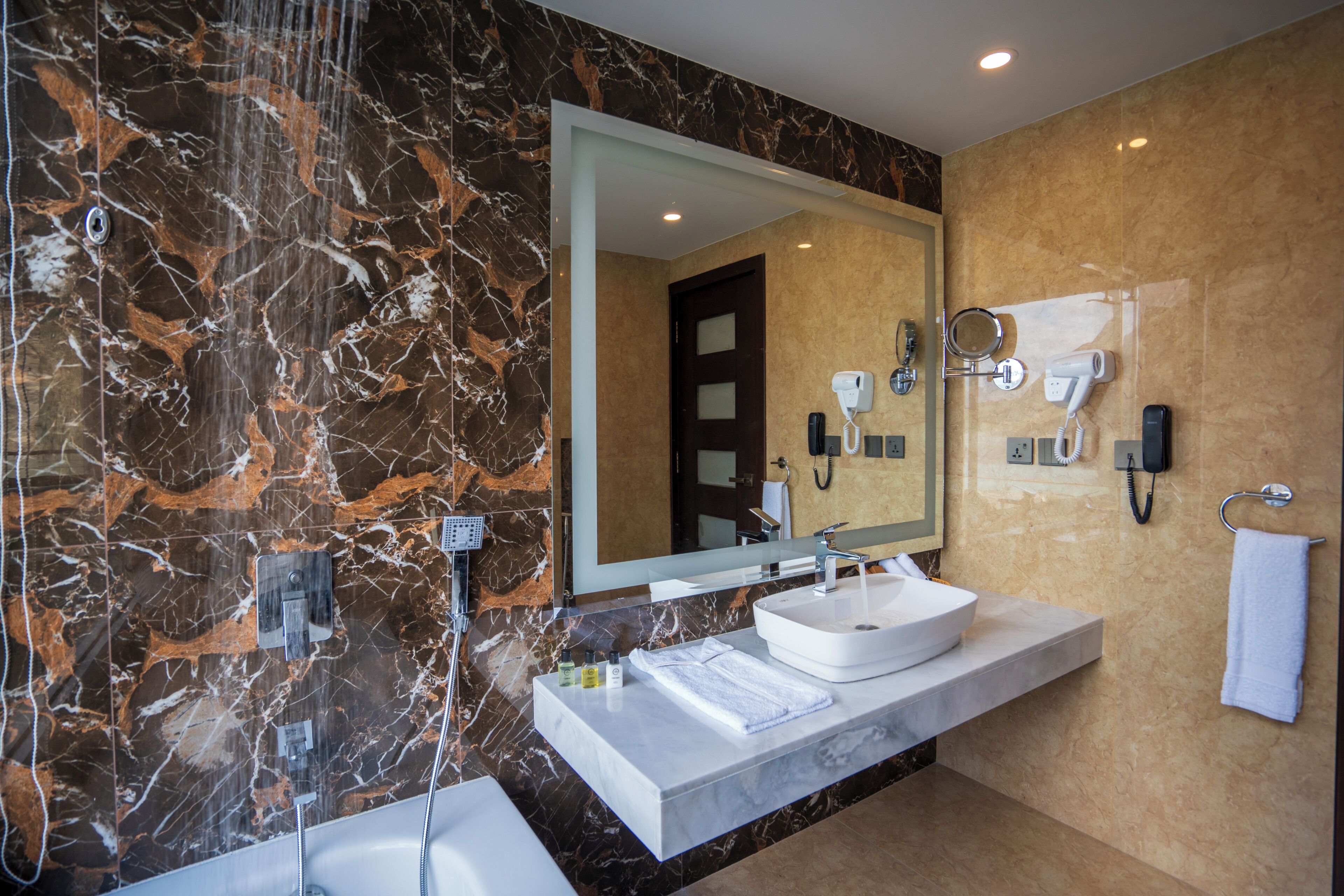 Executive Double Room, Balcony, Lake View | Bathroom