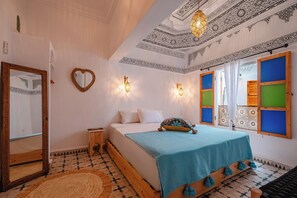 Kahden hengen comfort-huone (yksi tai kaksi sänkyä), näköala pihalle | Tallelokero huoneessa, pimennysverhot, silitysrauta/-lauta