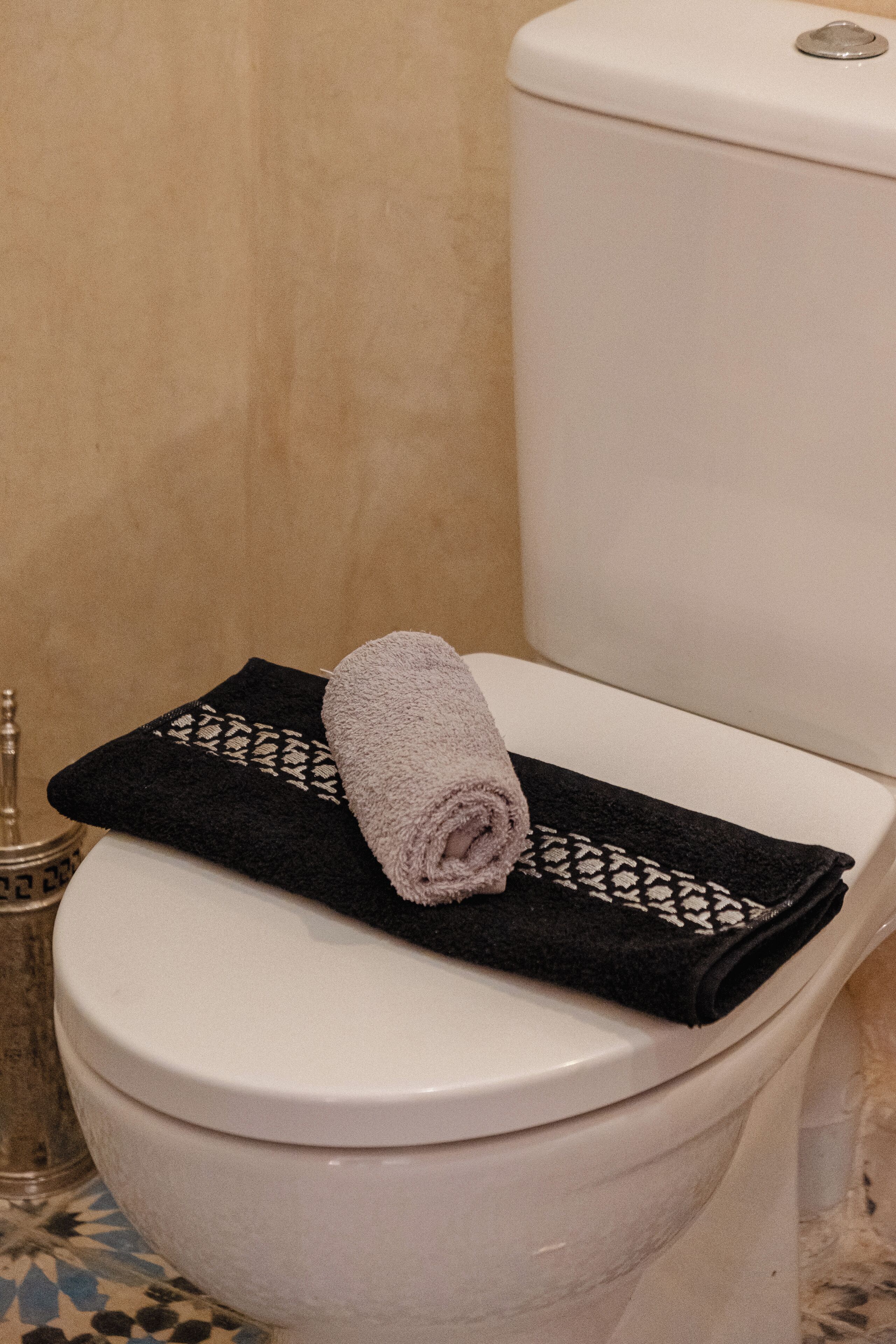 Chambre Confort Double ou avec lits jumeaux, vue cour intérieure | Salle de bain | Douche, sèche-cheveux, serviettes fournies, savon
