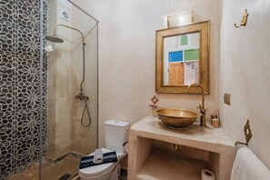 Comfort Quadruple Room, Courtyard View | Bathroom | Shower, hair dryer, towels, soap - Riad Fabi (Marrakech)