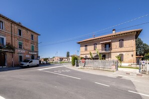 Eine Straße mit einem weißen Lieferwagen, einem Stoppschild und einem Gebäude mit einem Balkon.
