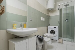 Douche, sèche-cheveux, serviettes fournies