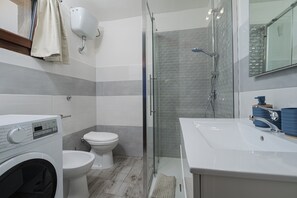 Douche, sèche-cheveux, serviettes fournies