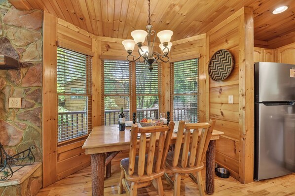 Dining - Deer Ridge - pool table, pet-friendly mountain view, easy drive, cabin rental in Ellijay (Ellijay)