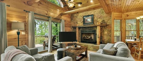 Smart TV, chimenea y futbolito
