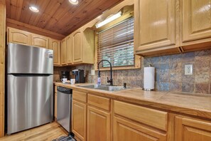 Private kitchen - Deer Ridge - pool table, pet-friendly mountain view, easy drive, cabin rental in Ellijay (Ellijay)