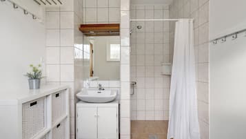 Cosy Apartment with Private Patio - 12 C | Bathroom | Shower, soap, toilet paper