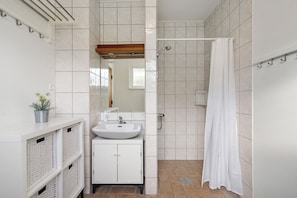 Cosy Apartment with Private Patio - 12 C | Bathroom
