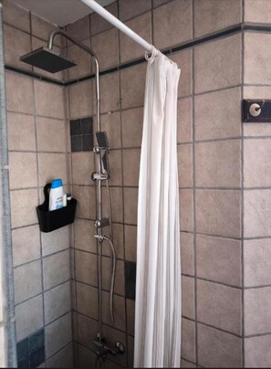 Asciugacapelli, asciugamani, sapone, shampoo