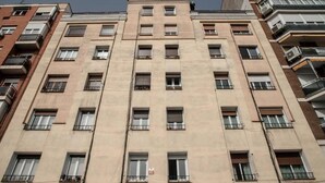 A multi-story building with a uniform facade, numerous windows, and balconies. - Retiro VI (Madrid)