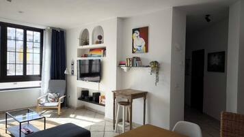 Smart-TV, Bücher, Stereoanlage