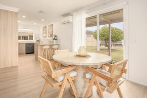 Dining - 5 min walk to beach, 5 min drive to shops (Capel Sound)