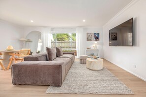 Living area - 5 min walk to beach, 5 min drive to shops (Capel Sound)