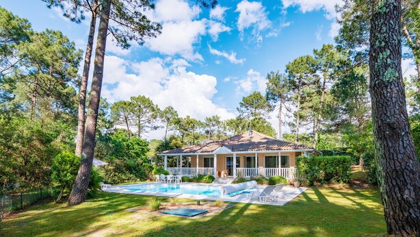 A house with a swimming pool, surrounded by trees and a well-maintained lawn. - Superior Villa Escape in Lacanau (Lacanau)