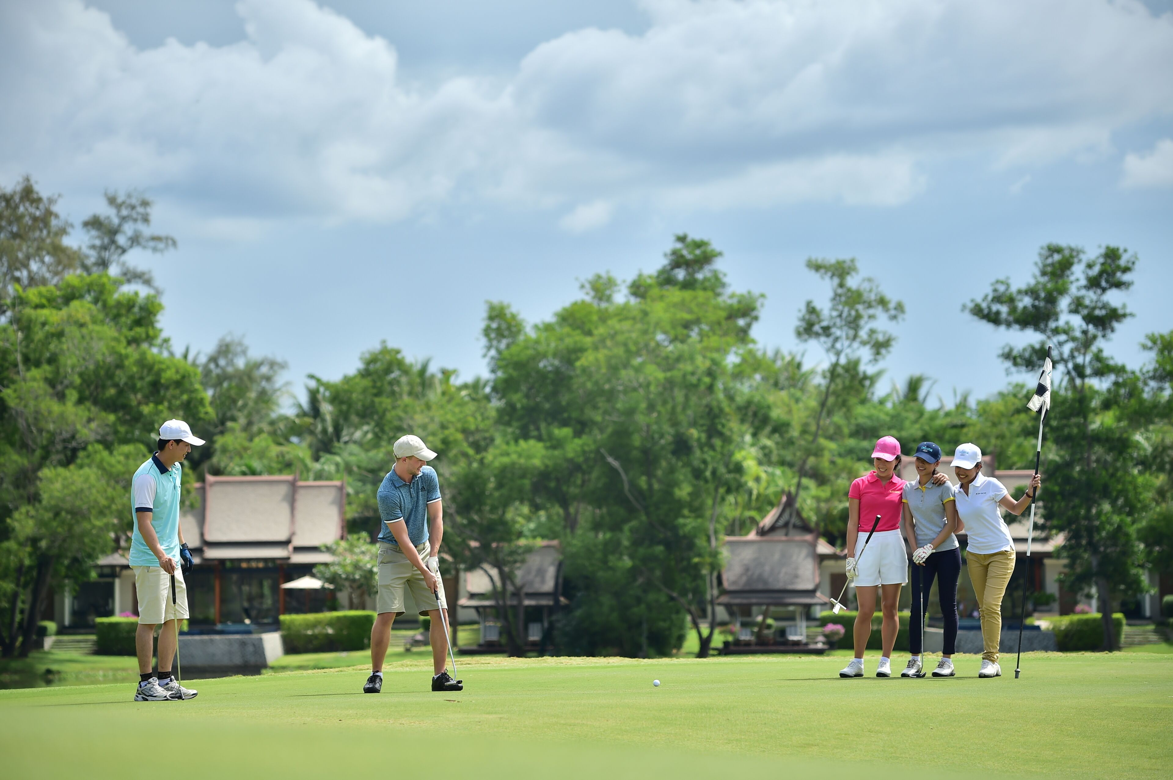 Ein Golfplatz mit Spielern und Bagageträgern.