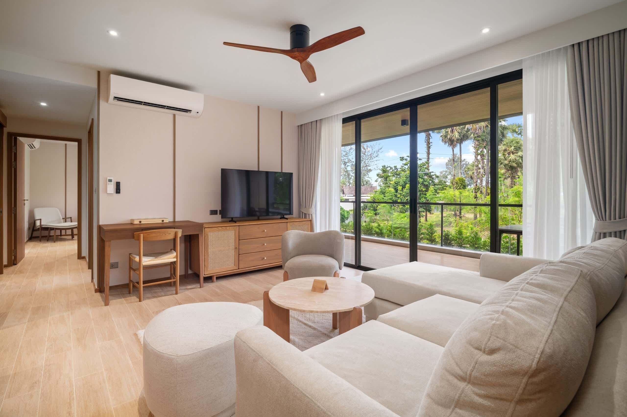 Three-Bedroom 3A Deluxe | Living area | 43-inch Smart TV with digital channels