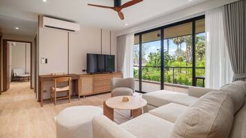 Three-Bedroom 3A Deluxe | Living area | 43-inch Smart TV with digital channels