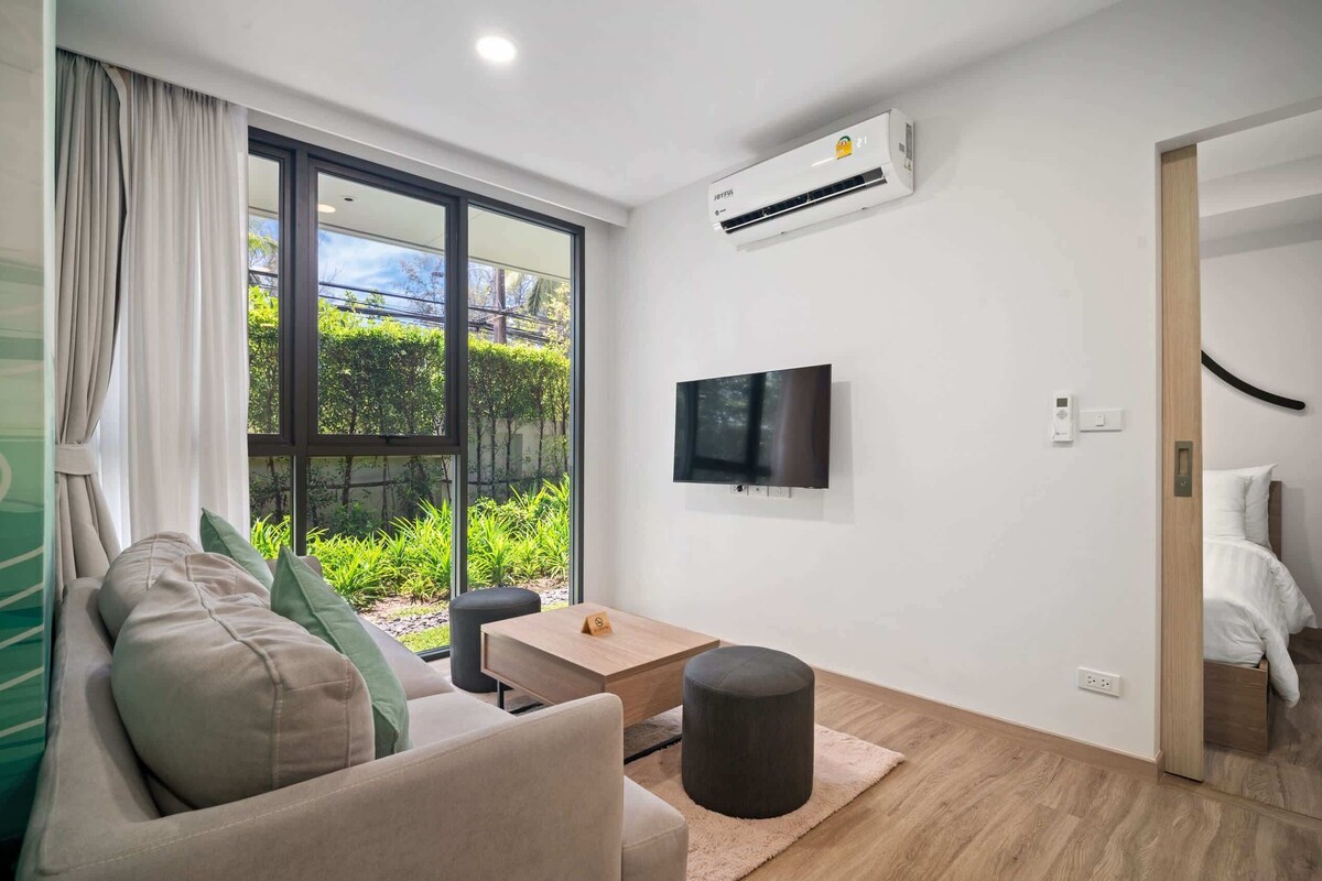 Apartment (2 Bedrooms) | Wohnbereich | 43-Zoll-Smart-TV mit Digitalempfang