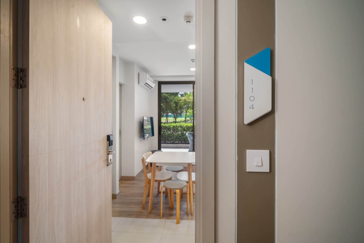 Ein modernes Interieur mit Essbereich, Blick durch eine Glastür und einer an der Wand befestigten Nummer.'