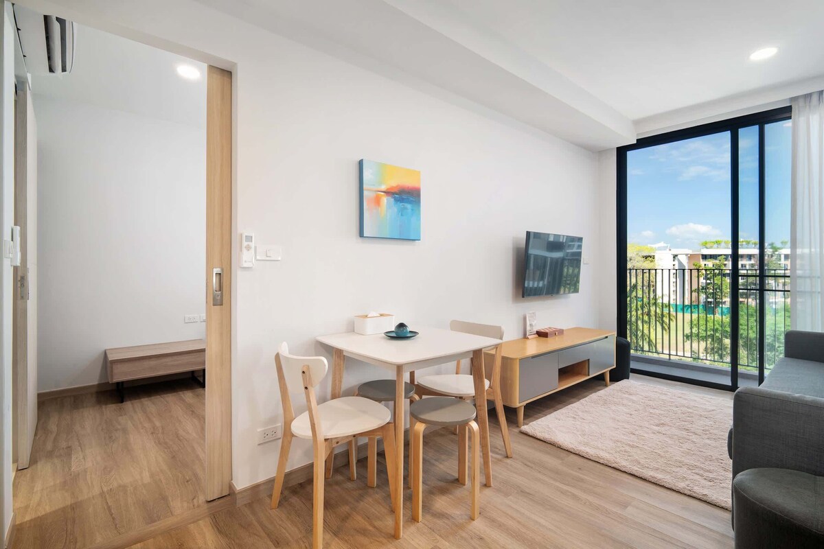 Apartment (4 Bedrooms) | Wohnbereich | 43-Zoll-Smart-TV mit Digitalempfang