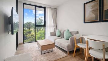 One Bedroom 1B Deluxe | Area keluarga | Smart TV 43-inci dengan saluran TV digital