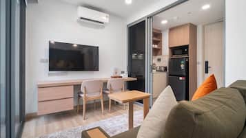 Studio 1A Deluxe | Living area | 43-inch Smart TV with digital channels