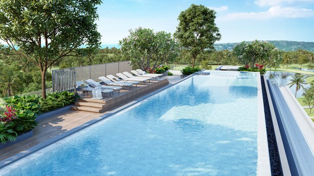 En lång pool där man kan simma, med solstolar och utsikt över landskapet.