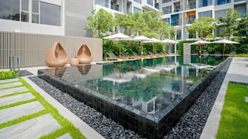 Una piscina al aire libre