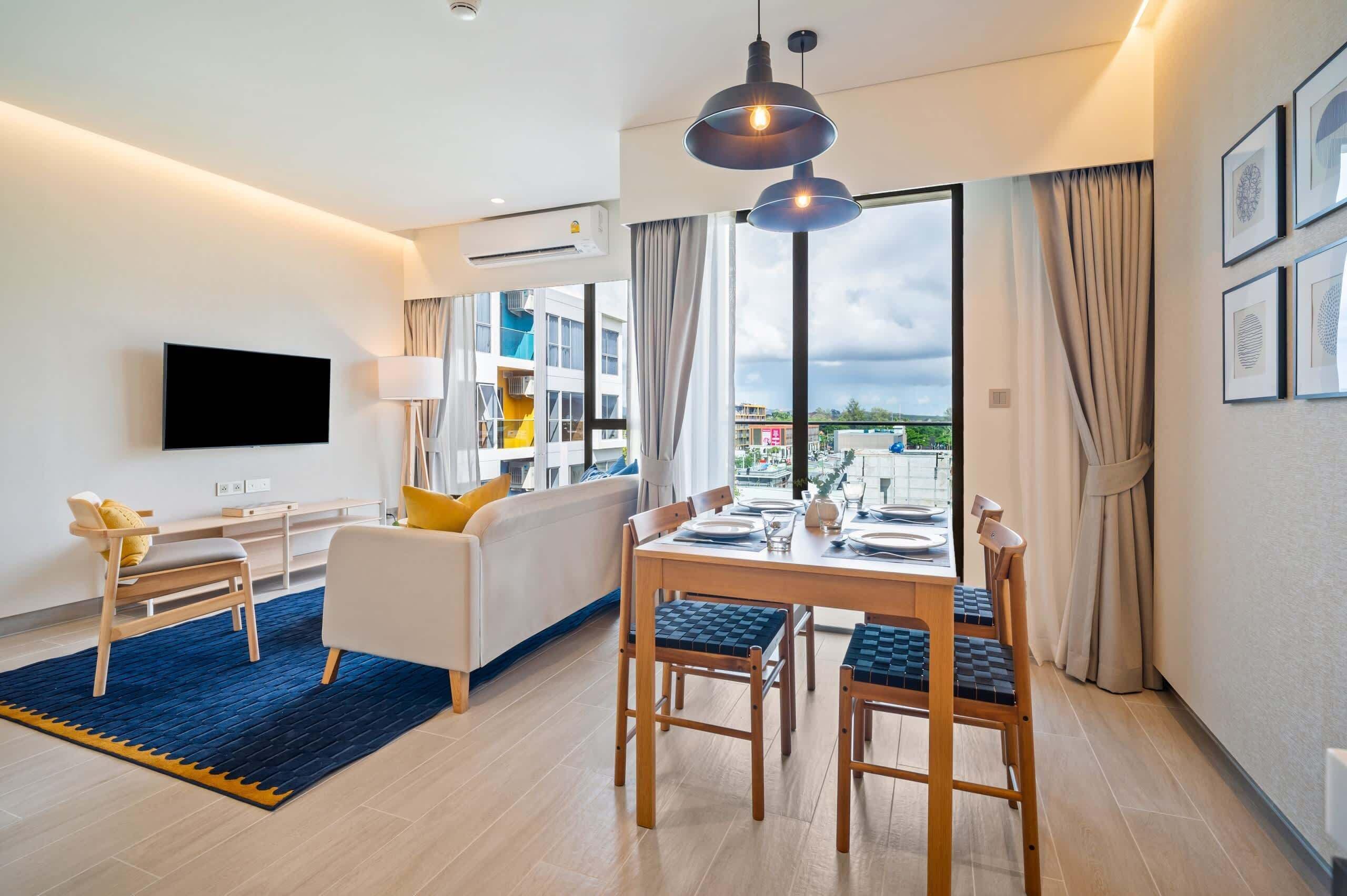 아파트 (2 Bedrooms) | 거실 공간 | 디지털 채널 시청이 가능한 43인치 스마트 TV