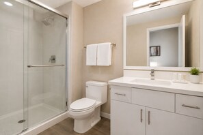 Basic Room | Bathroom | Free toiletries, hair dryer, towels, soap - Hotel Muvelle Toronto (Toronto)