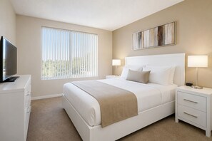 Basic Room | Iron/ironing board, free WiFi - Hotel Muvelle Toronto (Toronto)