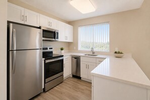 Chambre | Cuisine privée | Réfrigérateur, micro-ondes, four, plaque de cuisson