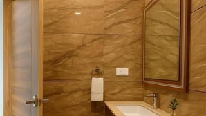 Phòng đôi Deluxe | Phòng tắm | Buồng tắm vòi sen, đồ dùng nhà tắm miễn phí, xà phòng, dầu gội 