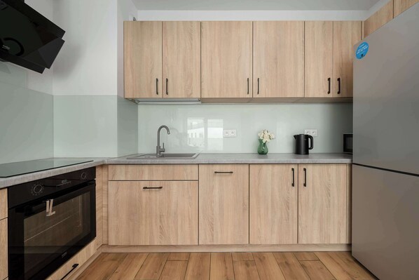 Kühlschrank, Mikrowelle, Ofen, Herdplatte