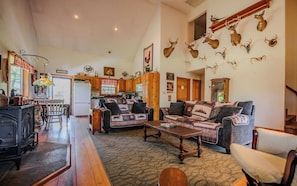 Una sala de estar acogedora con chimenea, un comedor y una cocina.